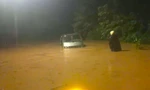 Hy sinh ô tô 16 chỗ để cứu hàng chục người chạy khỏi lũ dữ