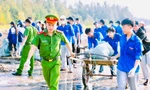 Tuổi trẻ Nghệ An đổi rác lấy cây, làm sạch biển