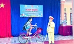 Thiếu nhi đóng vai cảnh sát tuyên truyền an toàn giao thông