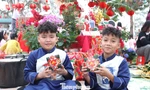 Hàng nghìn học sinh nhí háo hức trải nghiệm gói bánh chưng, viết thư pháp ngày Tết