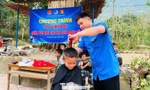 Tuổi trẻ Nghệ An vào bản làng cắt tóc miễn phí cho trẻ em vui xuân đón Tết