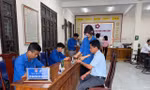 Thanh niên tình nguyện hỗ trợ chính quyền hai cấp.