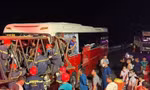 Đầu xe khách găm chặt vào khung sắt xe đầu kéo, 9 người bị thương