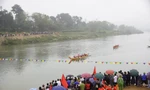 Người dân đứng kín bờ sông xem đua thuyền
