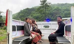 Đưa ô tô vào bản chở cử tri người Chứt đi bầu cử