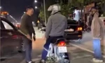  Tài xế ngang nhiên dừng xe giữa đường, cầm gậy đe dọa người đi xe máy