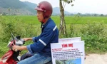 Mẹ mất tích, con trai dán thông báo lên xe máy rong ruổi tìm kiếm