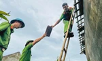 Công an, bộ đội 'đội mưa' lợp lại nhà, dọn dẹp giúp dân sau bão số 5