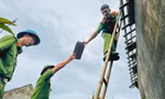Công an, bộ đội 'đội mưa' lợp lại nhà, dọn dẹp giúp dân sau bão số 5
