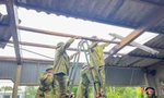 Lợp lại nhà bị hỏng sau bão, người đàn ông ngã tử vong