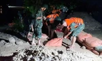 Nước sông Hoạt tràn qua bờ đê, hàng trăm người cứu đê trong đêm