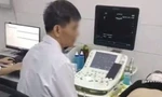 Bệnh viện thông tin việc bác sĩ vừa siêu âm vừa xem điện thoại