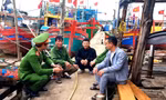 'Gõ cửa từng nhà, xuống từng thuyền' tuyên truyền ngư dân bầu cử