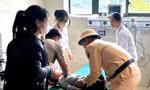 Cảnh sát giao thông mở đường đưa cháu bé bị co giật đi cấp cứu