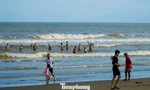 Ngư dân lo 'chạy' bão, du khách vẫn tắm biển Sầm Sơn 