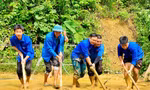 'Áo xanh' giúp người dân cào bùn dọn lũ