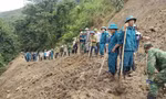 Giúp dân mở đường sau bão lũ