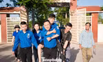 Màu áo xanh giữa mùa thi: Cõng thí sinh vào phòng thi, nấu bữa sáng miễn phí