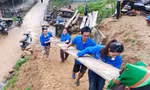 Thanh niên chung tay dựng lại nhà cửa giúp người dân sau bão lũ