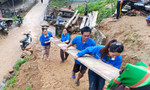 Thanh niên chung tay dựng lại nhà cửa giúp người dân sau bão lũ