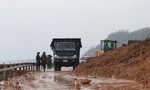 Mưa lớn gây sạt lở, ách tắc đường ven biển ở Hà Tĩnh