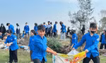 Thanh niên xử lý 'điểm đen' rác thải