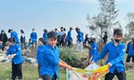 Thanh niên xử lý 'điểm đen' rác thải