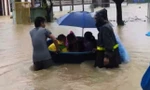 Mưa lớn, ngập sâu, phụ huynh dùng thuyền thúng, xe tải đến trường đón con