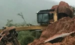 Đất, đá từ trên núi đổ tràn xuống đường, máy xúc và xe tải lật ngang