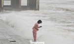 Bão áp sát, người dân vẫn vô tư 'chơi đùa' với sóng biển Cửa Lò
