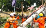 Suốt đêm ngày dựng lưới điện bị bão số 5 'xé tan' 