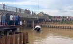 Ô tô bay khỏi cầu sau tai nạn liên hoàn, nghi còn người mất tích