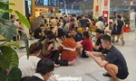 Mất điện diện rộng sau bão số 10, người dân chờ cả tiếng ở trung tâm thương mại để sạc pin
