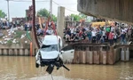 Vụ ô tô bay khỏi cầu sau tai nạn liên hoàn: Xác định 2 người tử vong, nghi còn người mất tích