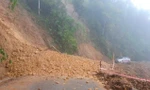 Đất đá sạt lở chắn ngang quốc lộ, giao thông bị chia cắt