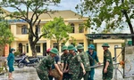 Bão số 10 tàn phá Hà Tĩnh, công an và bộ đội căng mình hỗ trợ dân khắc phục