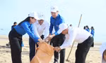 Thanh niên Hà Tĩnh làm sạch biển Thiên Cầm, đổi rác nhựa lấy quà