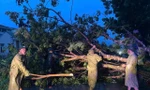Hàng nghìn chiến sĩ công an xuyên đêm khắc phục sau bão số 5