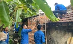 Thanh niên Hà Tĩnh hỗ trợ người dân phòng chống bão số 5