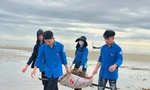 Tuổi trẻ Hà Tĩnh thu gom rác, làm sạch bãi biển sau bão số 3