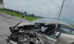 Ô tô con bị vò nát phần đầu, xe tải rơi bánh sau va chạm trên quốc lộ 1