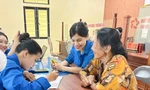 Thanh niên Hà Tĩnh 'số hóa' thủ tục cùng người cao tuổi