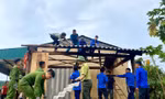 Đoàn viên, thanh niên giúp người dân làm đường, dựng nhà sau lũ lụt