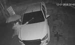 Clip: Người lạ mặc áo mưa, che ô kín mặt đập phá ô tô
