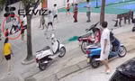 Bác sĩ đang bế con đi dạo kịp thời cứu người đàn ông đột quỵ trên sân bóng chuyền