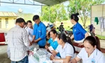 Thanh niên hỗ trợ khám, phát thuốc miễn phí cho bà con vùng lũ