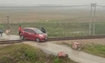 Khoảnh khắc lái tàu phanh gấp cứu ô tô mắc kẹt trên đường ray