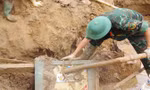 Cào bùn lũ, bộ đội tìm thấy két sắt chứa nhiều tài sản giá trị