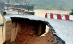 Mưa lớn làm sạt lở mố cầu bắc qua sông Lam, hàng trăm hộ dân bị ảnh hưởng