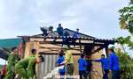 Tuổi trẻ Nghệ An đội mưa giúp người dân khắc phục hậu quả cơn bão dị thường